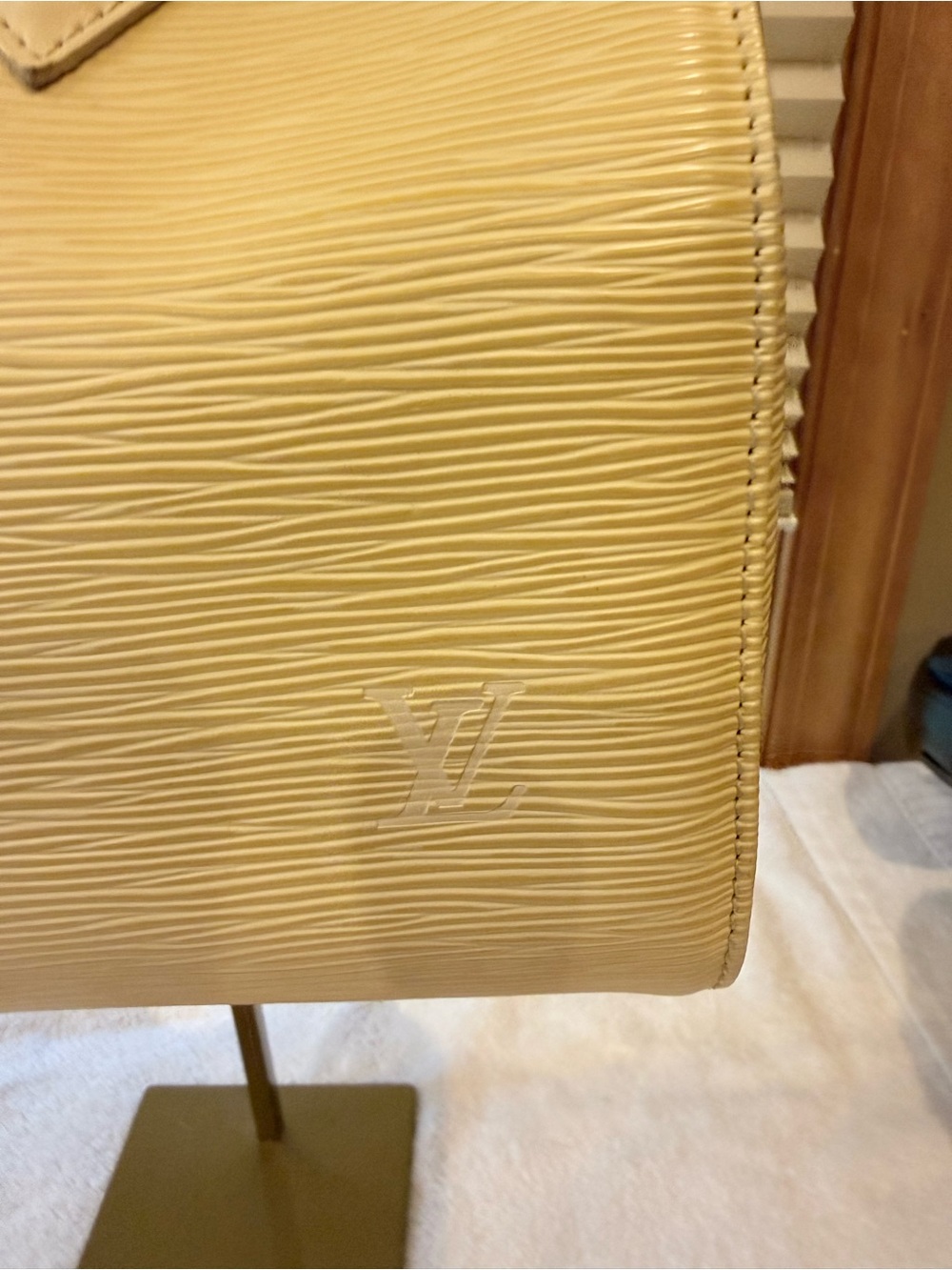 Louis Vuitton Epi Speedy 25 handbag in the color Vanilla - Picture 2 of 16